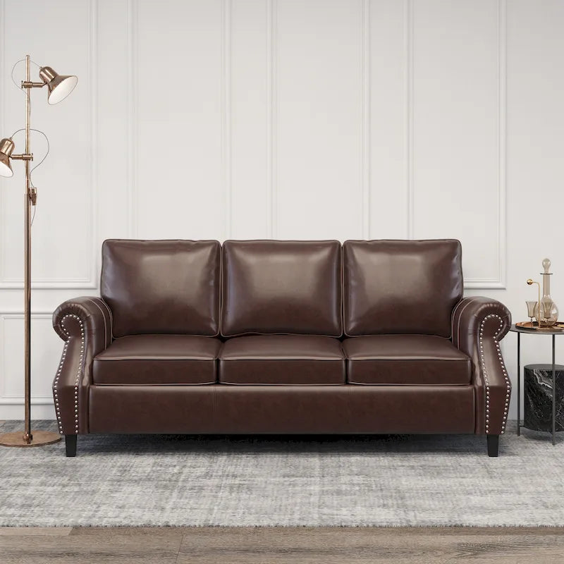 3-Sitzer-Sofa aus Kunstleder mit Beinen aus Birkenholz und Nagelkopfbesatz
