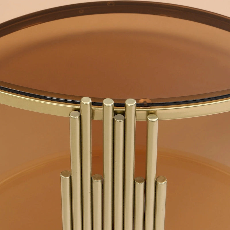 Mesa de centro de vidrio templado marrón con base y estante de metal dorado