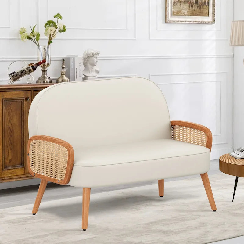 Loveseat compacto de cuero sintético con brazos de ratán y patas de madera