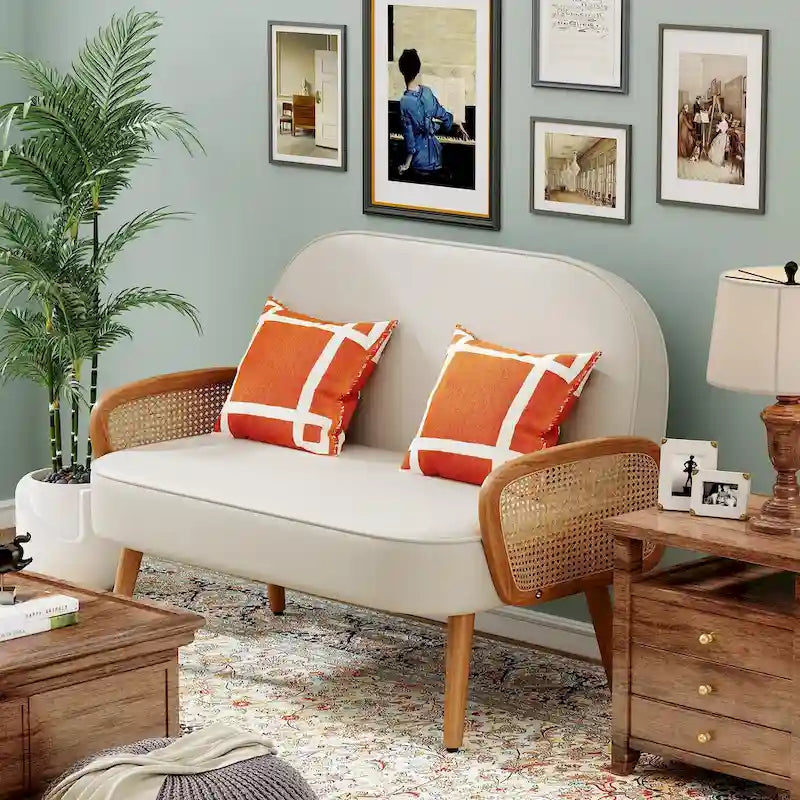 Loveseat compacto de cuero sintético con brazos de ratán y patas de madera
