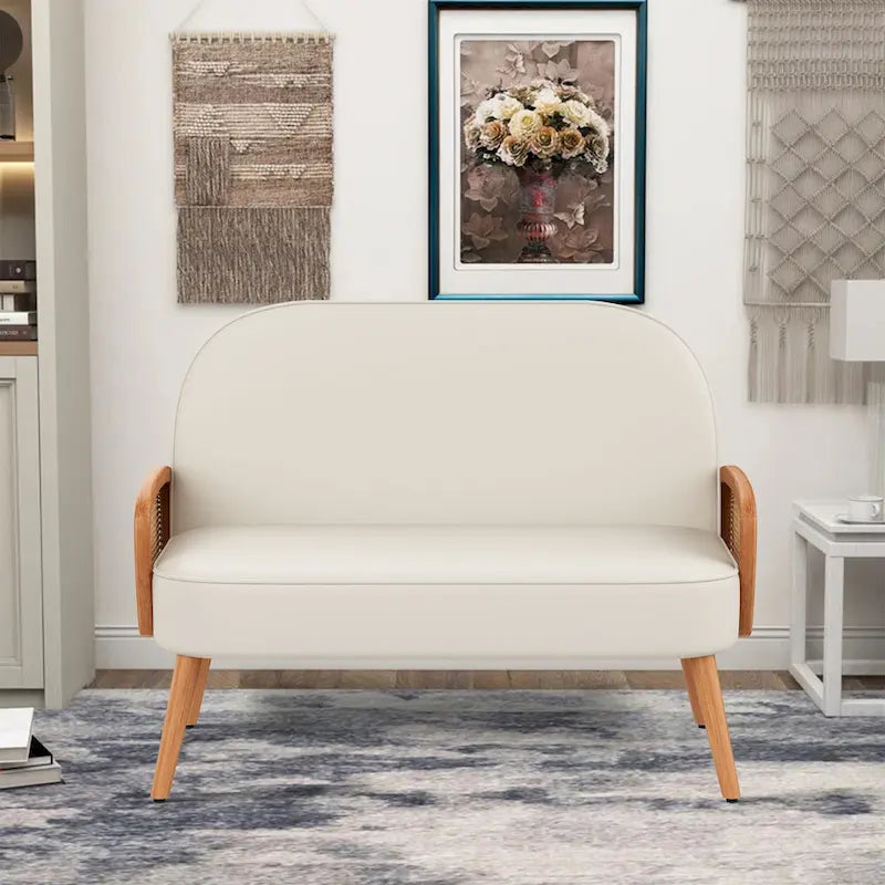 Loveseat compacto de cuero sintético con brazos de ratán y patas de madera