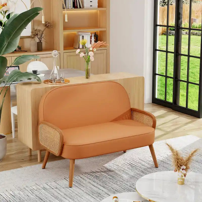 Loveseat compacto de cuero sintético con brazos de ratán y patas de madera