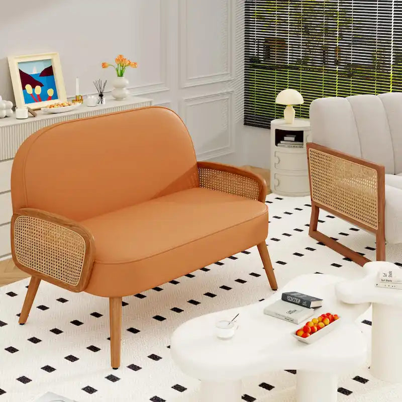 Loveseat compacto de cuero sintético con brazos de ratán y patas de madera
