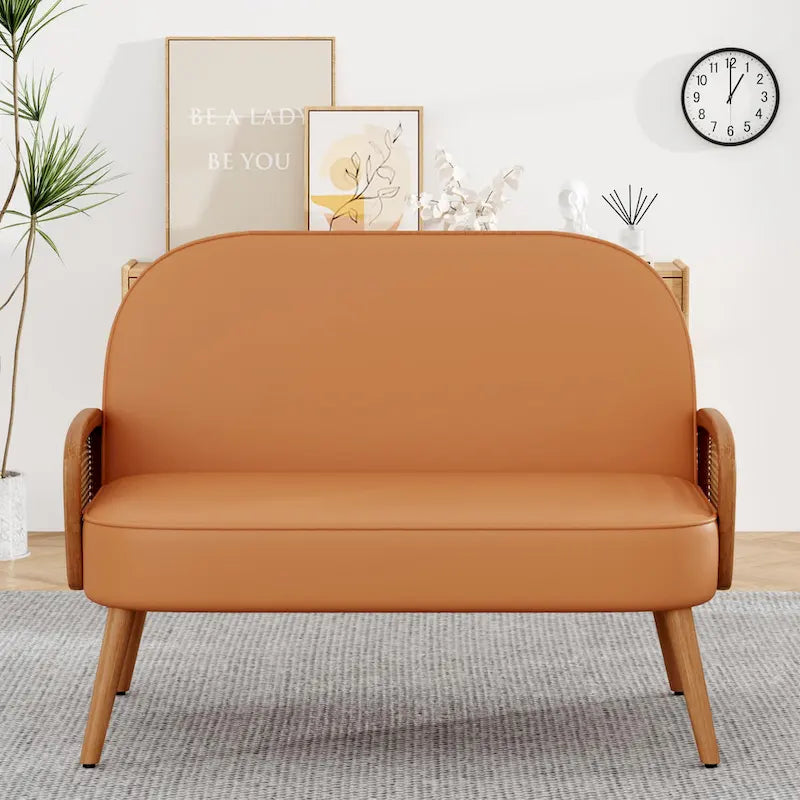 Loveseat compacto de cuero sintético con brazos de ratán y patas de madera