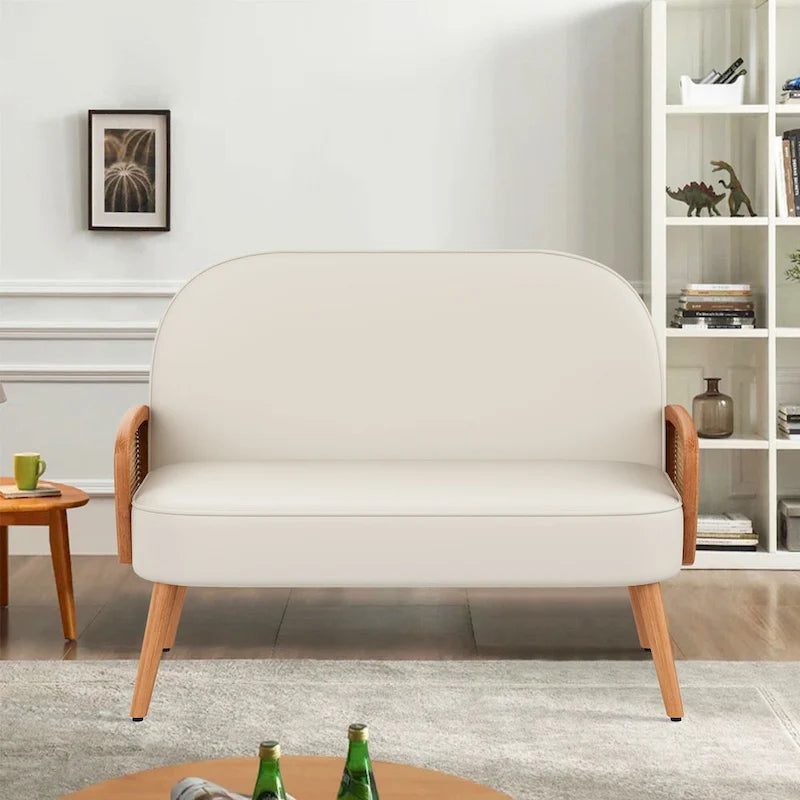 Loveseat compacto de cuero sintético con brazos de ratán y patas de madera