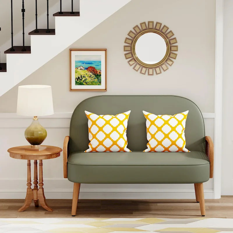 Loveseat compacto de cuero sintético con brazos de ratán y patas de madera