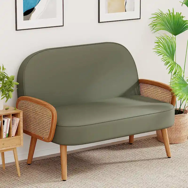 Loveseat compacto de cuero sintético con brazos de ratán y patas de madera