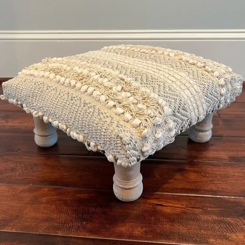 Taburete tapizado artesanalmente con dhurrie de algodón, estructura de madera