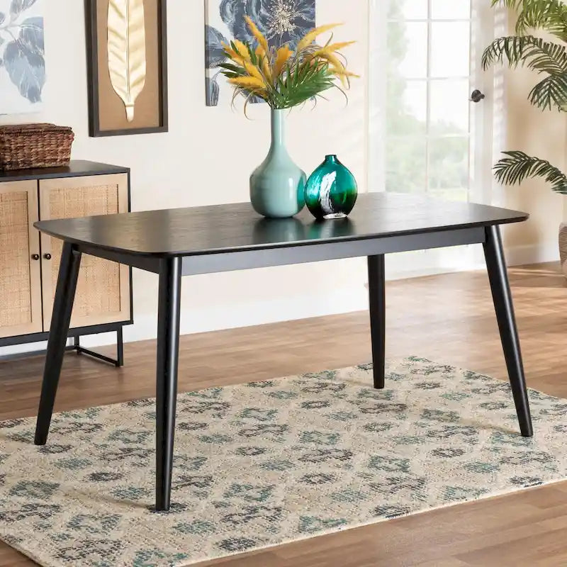 Mesa de comedor de estilo moderno de mediados de siglo con cubierta de chapa y estructura de madera de caucho
