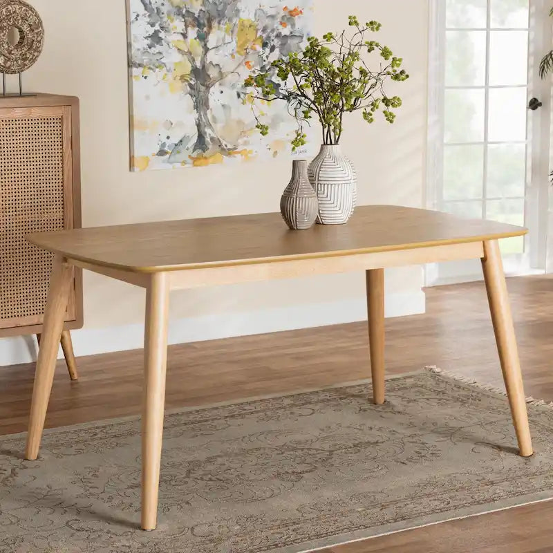 Mesa de comedor de estilo moderno de mediados de siglo con cubierta de chapa y estructura de madera de caucho