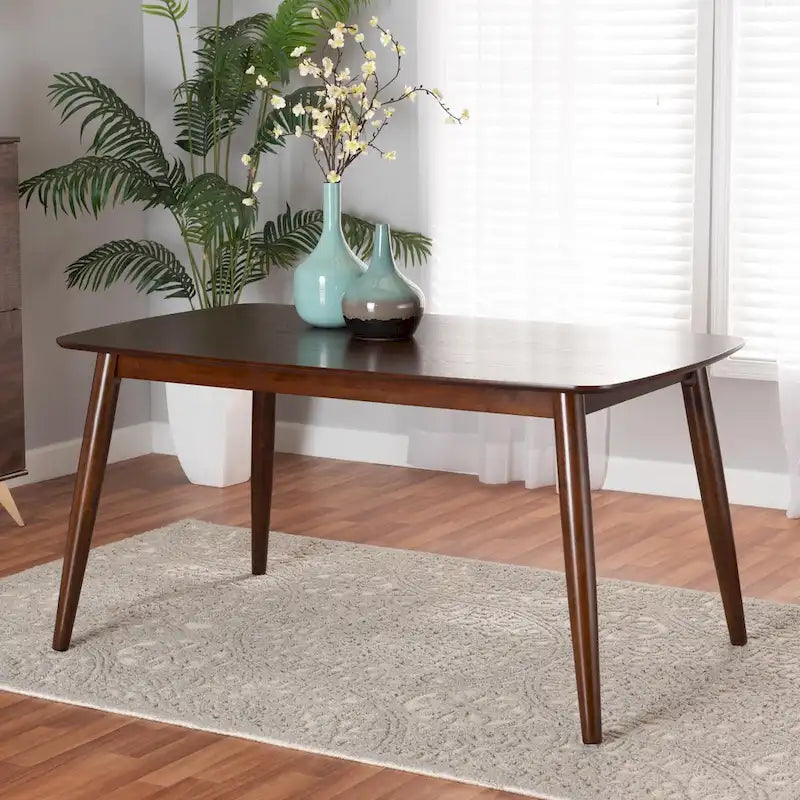 Mesa de comedor de estilo moderno de mediados de siglo con cubierta de chapa y estructura de madera de caucho