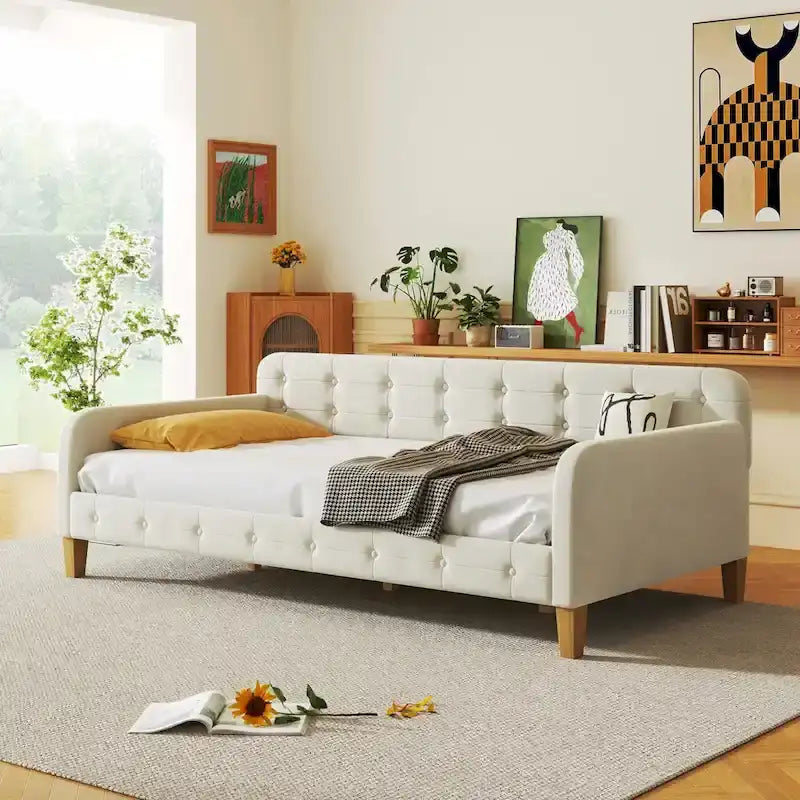 Diván tapizado de terciopelo con estructura de madera y reposabrazos