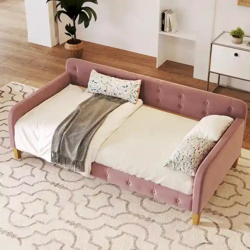 Diván tapizado de terciopelo con estructura de madera y reposabrazos
