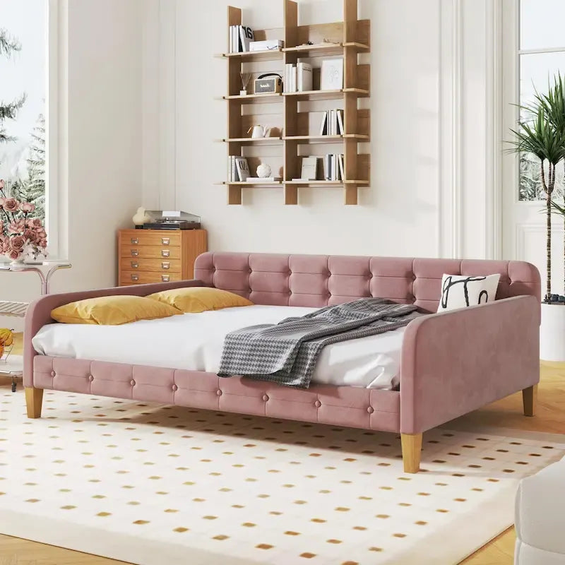 Diván tapizado de terciopelo con estructura de madera y reposabrazos