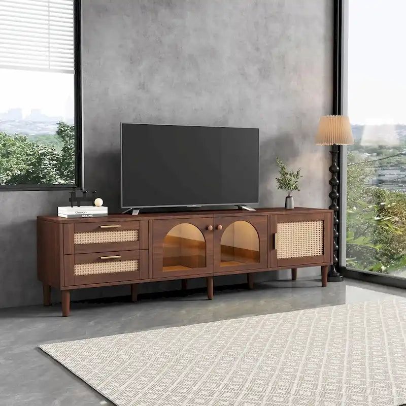 Mueble de TV inspirado en el ratán con almacenamiento para televisores de hasta 80 pulgadas
