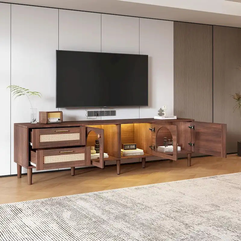 Mueble de TV inspirado en el ratán con almacenamiento para televisores de hasta 80 pulgadas