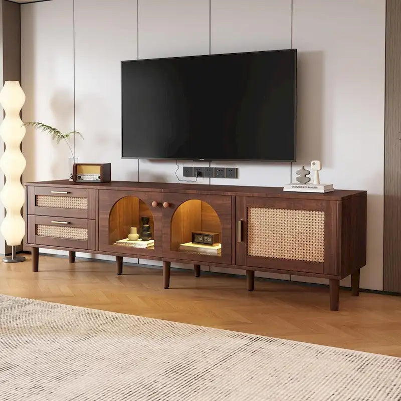 Mueble de TV inspirado en el ratán con almacenamiento para televisores de hasta 80 pulgadas