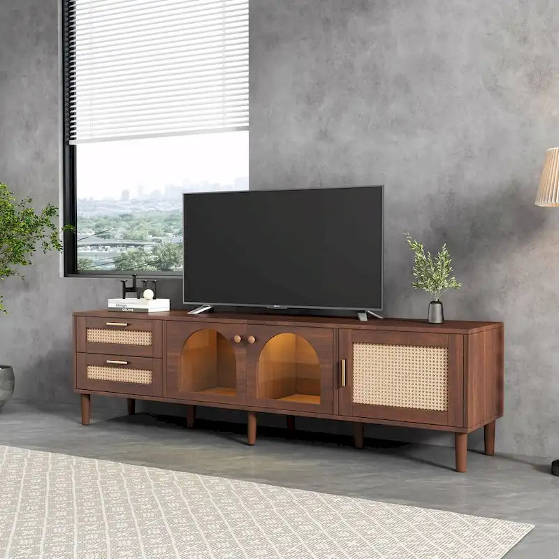 Mueble de TV inspirado en el ratán con almacenamiento para televisores de hasta 80 pulgadas