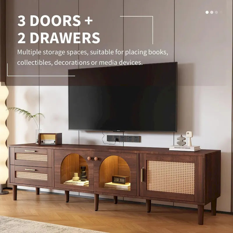 Mueble de TV inspirado en el ratán con almacenamiento para televisores de hasta 80 pulgadas