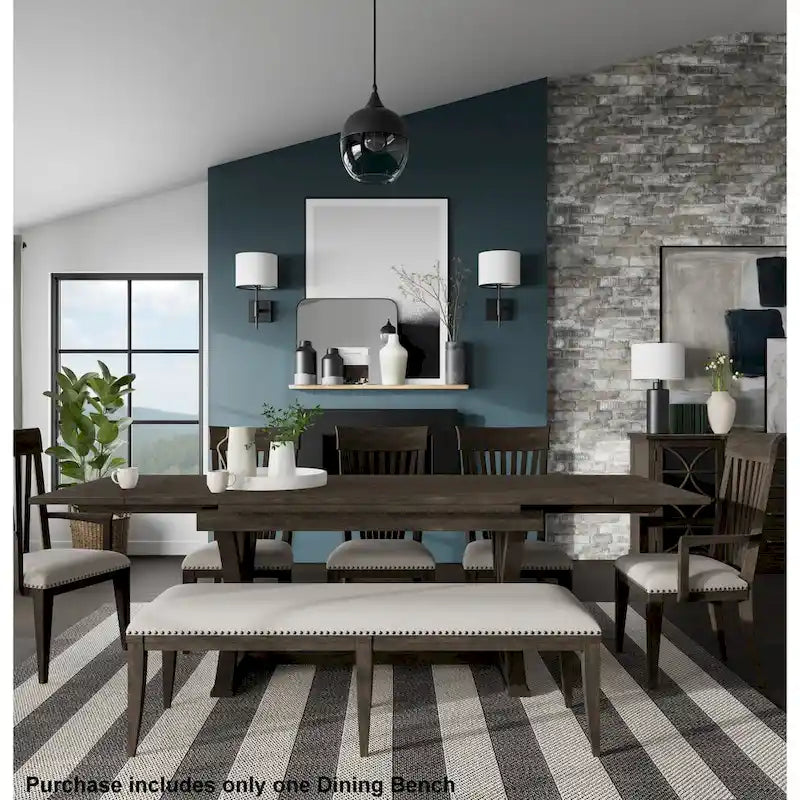 Banco de comedor tapizado de color beige con remaches decorativos